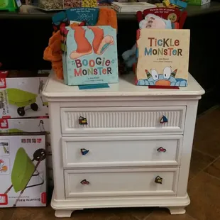 These books have matching puppets.