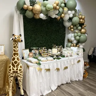 Close-up of beautiful balloon garland, backdrop, table + white tablecloth provided by Wigglin&apos; Out