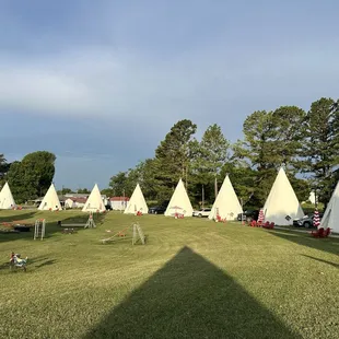 Cabin Court -Tourist Cabins -Teepees