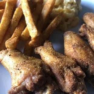 10 Piece Wings (California Cajun), Mac and Cheese, Garlic Fries. Get this combo!