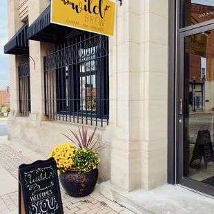 a sign outside of a restaurant