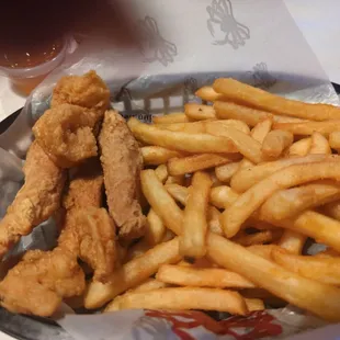 Uuuuuh shrimp n chicken strips ???wth