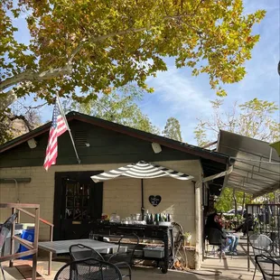 ramen and noodles, outside