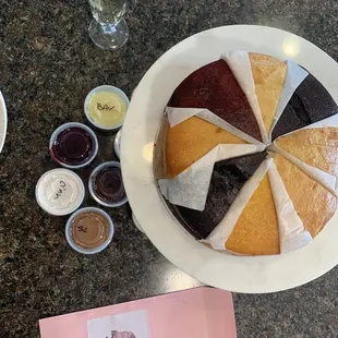 Sampler box for wedding cakes