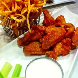 Medium House Chicken Wings with Onions Straws