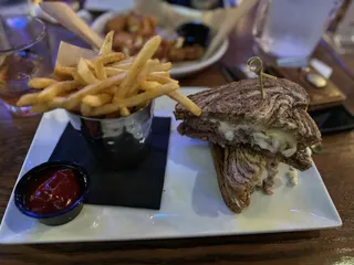 Hopper's Bar & Grill