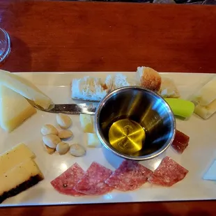 Cheese tray that goes with specific wines