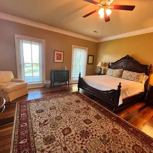 Gorgeous room with tons of space