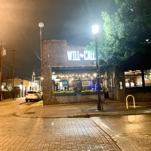 the outside of a restaurant at night