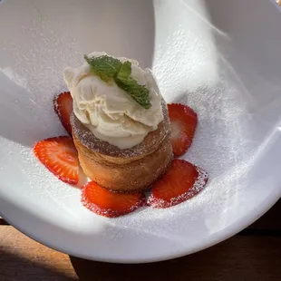 Butter Cake with strawberries and ice cream