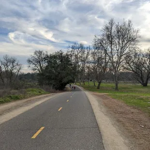 Well paved trail, perfect for strollers/skateboarding. You may not get great views of the river though.