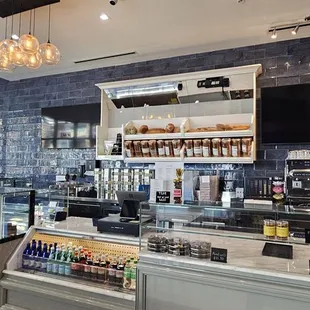 Nice white marble abd navy interior with gold accents. Clean. Looks new almost.