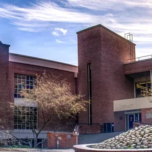 The main entrance of William Knox Holt Memorial Library.