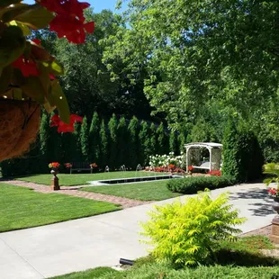 Enjoy the fountain, play croquet... the grounds are beautiful.. Sandy is a whiz!