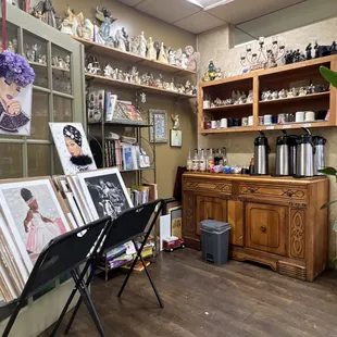 Coffee, self serve. Excellent flavor. I had the Texas pecan and regular. Pick your own mug or to-go cup and enjoy the decor.