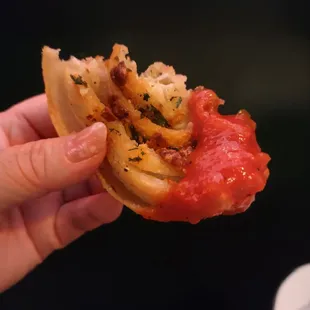 Garlic knot with marinara sauce / IG: @mwy.eats