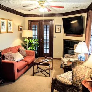 The adjoining sitting room in the King William Suite