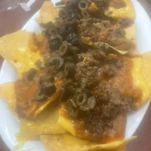 Nachos w/ cheese, chili , ground beef and olives.. yummm
