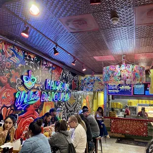Willie&apos;s Chicken Shack communal dining area