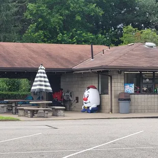 Ice cream shop + tables