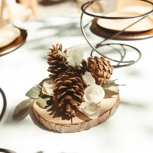 These are the centerpieces. Super cute and rustic. The metal stand is for the pizza. Photography: https://www.corazonphotography.net/