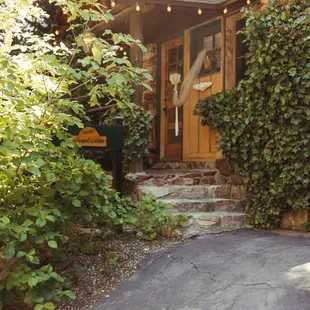 The bride's cabin where she gets ready moments before the ceremony. Photography: https://www.corazonphotography.net/