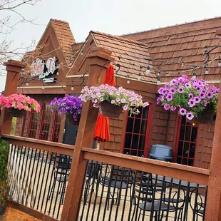 the outside of a restaurant