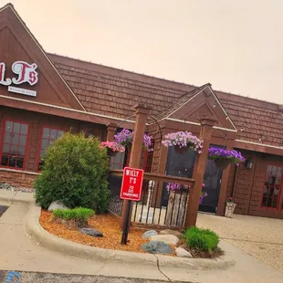 the outside of a restaurant