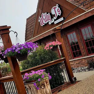 the outside of a restaurant