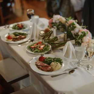 Grilled tri-tip with garlic au jus, mashed potatoes with truffle oil and chives, and haricot verts (Photography by Helena and Laurent)