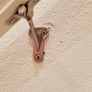 One of many examples of lazy craftsmanship.