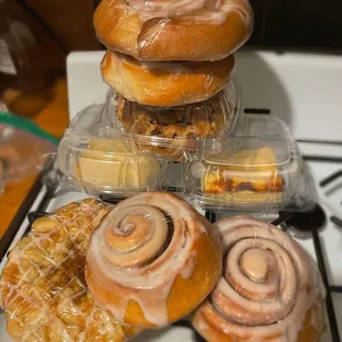 4 cinnamon rolls, 2 German cheesecakes, 1 blueberry pastry, 1 aprikosen streuselkuchen