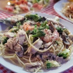 Chicken, shrimp, Broccoli Alfredo + mushrooms