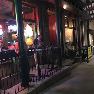 the outside of a restaurant at night