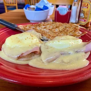 Classic Benny with hash browns