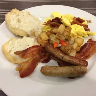 a plate of breakfast food