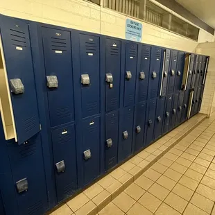 Day use lockers, bring your own lock