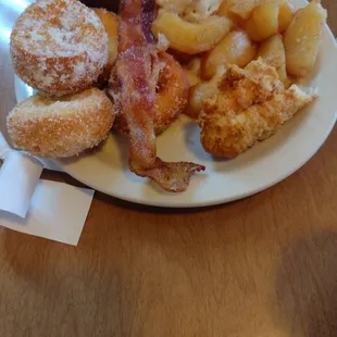 a plate of breakfast foods