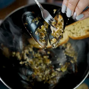 Mussles in Thai style sauce with artesian bread
