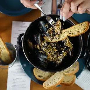 Mussles in Thai style sauce with artesian bread