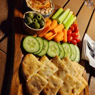a platter of vegetables and crackers