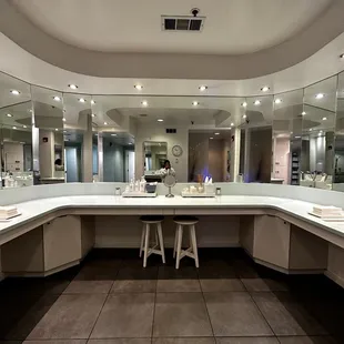 Women&apos;s Restoom