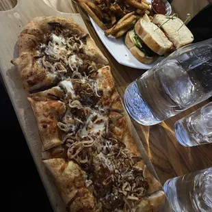 The French onion flatbread and the chicken club. Both very good!