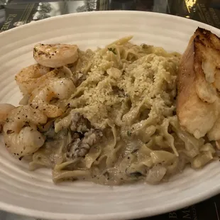 Walnut pasta with shrimp