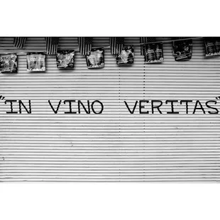 a sign that reads in vino veritas