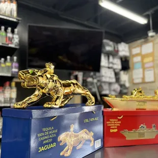 a gold figurine of a jaguar