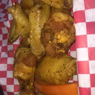 chicken wings and fried chicken, bbq wings, poultry, chicken wings, food, fried chicken wings, fried chicken, chicken, bbq chicken