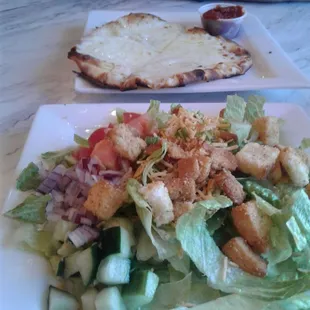 Garlic cheesy bread (on na&apos;an!!) and a side salad