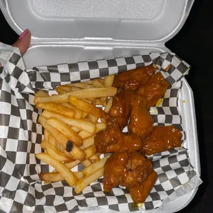 8 piece Gold wings + fries