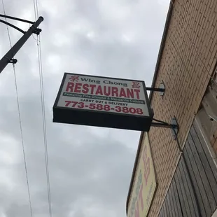 the sign for the restaurant